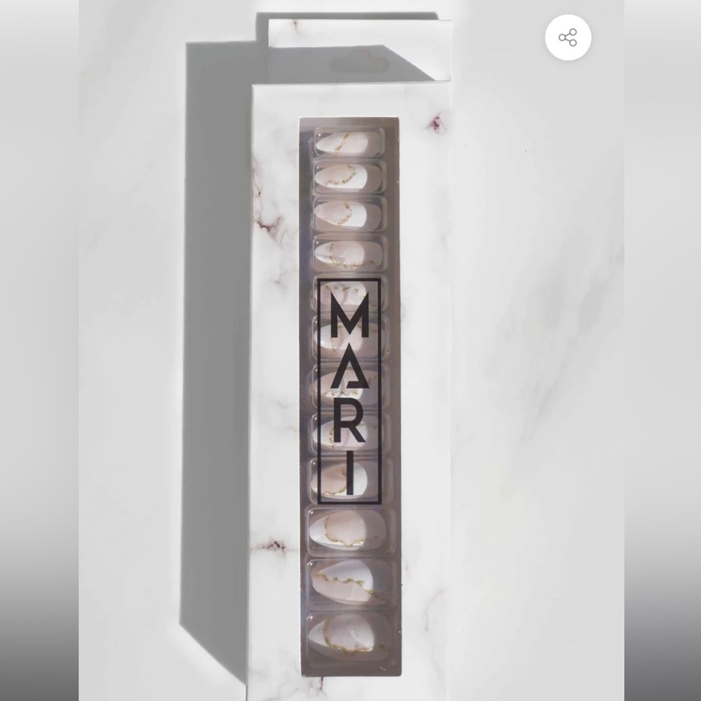 Press on nails, Mari by Marsai